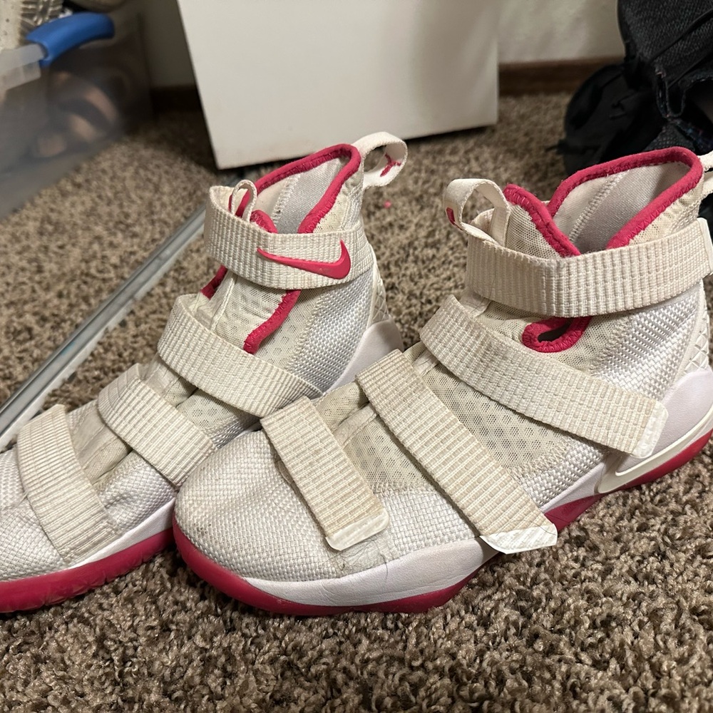 Limited edition breast cancer awareness lebron james shoes